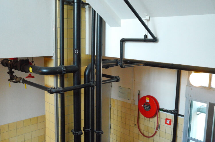 Installatie buizen in zwarte kleur van het pand